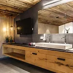 Chalet - The Peak